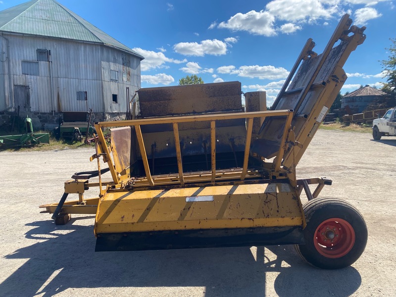 Hay/Forage/Livestock  Haybuster 256 Bale Chopper Photo